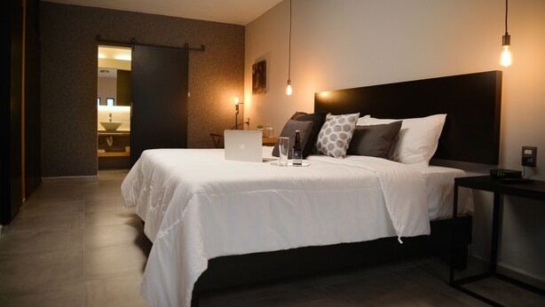 Junior Suite, 1 King Bed | In-room safe, desk, WiFi (free), bed sheets - Casa Calila (San José Iturbide)