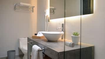 Regadera, amenidades de baño gratuitas, toallas