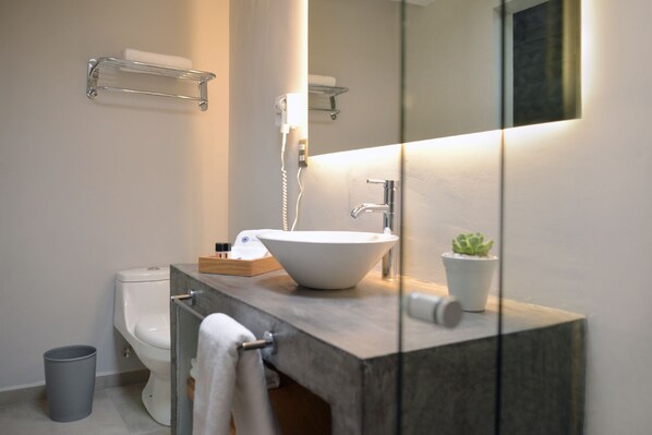 Douche, articles de toilette gratuits, serviettes fournies