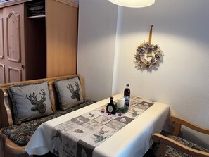 Dining - Ein-Raum-Ferienwohnung (8) 32qm, Dusche/WC, Kochnsiche, Balkon (Reit im Winkl)
