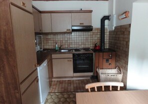 Frigorífico, horno, placa de cocina y lavavajillas