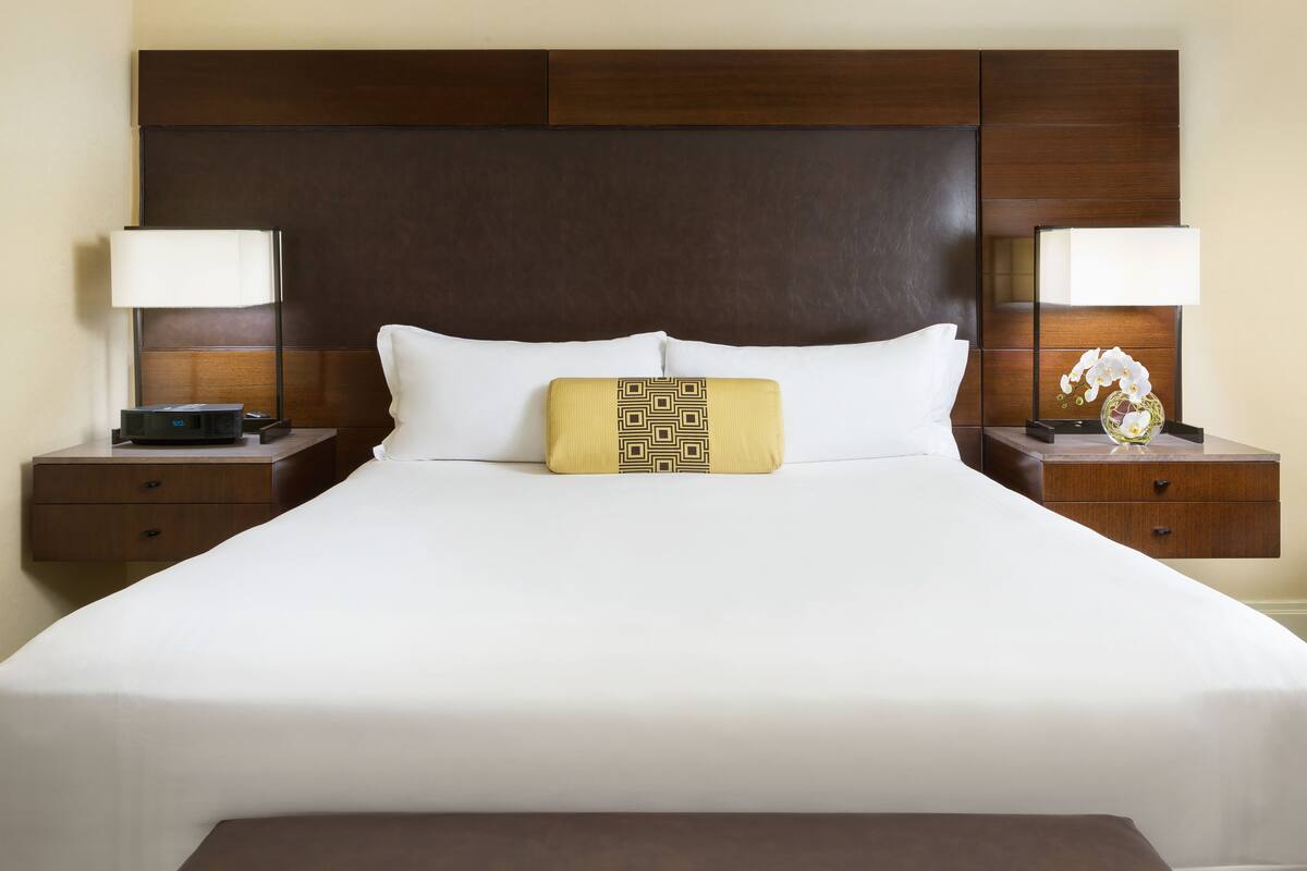 Room, 1 King Bed, Harbour View | Premium bedding, in-room safe, desk, laptop workspace