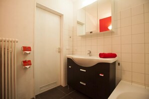 Chuveiro, secador de cabelo, toalhas de banho 