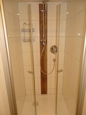 Een douche, een haardroger, handdoeken