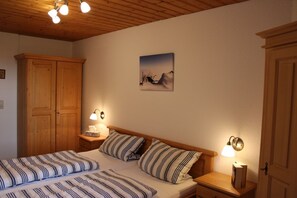 1 bedroom, bed sheets - Ferienwohnung Nr. 2 (43 qm) 2-4 Pers. 1 Schlafzimmer,  Wohnküche, Dusche/WC, Balkon (Teisendorf)