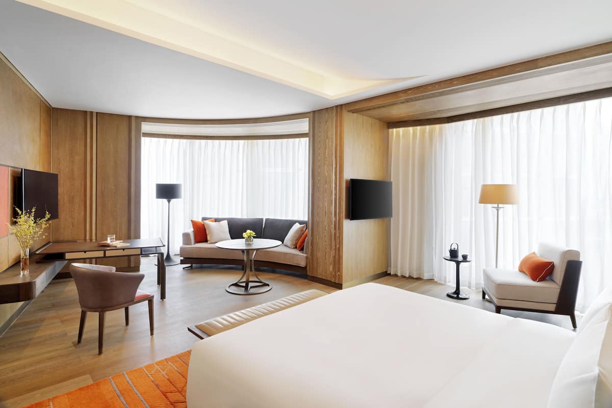 grand club deluxe king room | 1 bedroom, minibar, in-room safe, desk