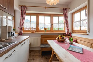 Kjøleskap, ovn, kokeplater og oppvaskmaskin