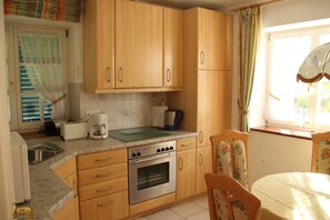 Køleskab, mikrobølgeovn, ovn, kogeplade