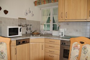 Køleskab, mikrobølgeovn, ovn, kogeplade