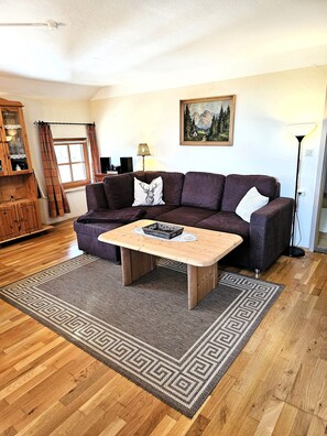 Een televisie en een tafeltennistafel