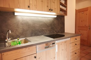 Kühlschrank, Herdplatte, Wasserkocher mit Kaffee-/Teezubehör, Toaster