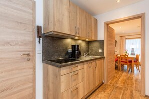 Frigorifero, microonde, piano cottura, lavastoviglie