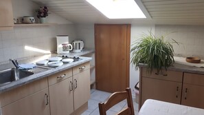 Réfrigérateur, micro-ondes, plaque de cuisson, cafetière/bouilloire