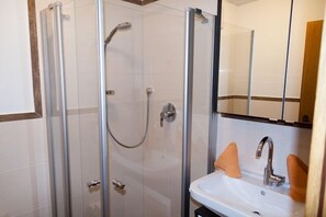 Dusche, Haartrockner, Handtücher