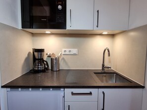 Een koelkast, een microgolfoven, een koffiezetapparaat/waterkoker