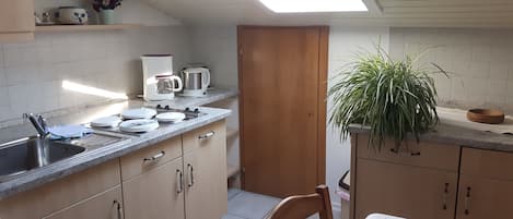 Kühlschrank, Mikrowelle, Herdplatte, Wasserkocher mit Kaffee-/Teezubehör