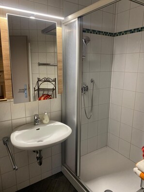 Shower, hair dryer, towels - Ferienwohnung 1 (65qm), 2 Schlafzimmer, Balkon, Kochnische, WLAN, max 4 Personen (Ruhpolding)