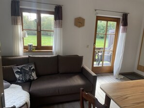 TV, DVD player - Ferienwohnung 1 (65qm), 2 Schlafzimmer, Balkon, Kochnische, WLAN, max 4 Personen (Ruhpolding)