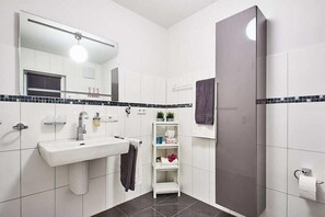 Bathtub, towels - Friendly vacation apartment***- 3 persons, 45 sqm, 1 bedroom (Saaldorf-Surheim)