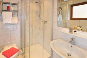 Dusche, Haartrockner, Handtücher