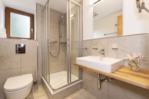 Dusche, Haartrockner, Handtücher