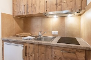 ثلاجة، ماكينة لصنع القهوة/الشاي، محمصة خبز، مستلزمات طهي/أطباق/أوعية