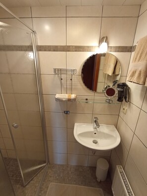 淋浴设施、吹风机、毛巾