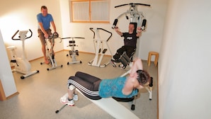 A gym with stationary bikes, treadmills, and a bench. - Ferienwohnung 4, 2 Personen, 50 qm., 1 Schlafzimmer, DU/WC, TV, Zimmersafe, Balkon (Oberwössen)