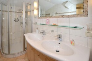 Dusche, Haartrockner, Handtücher