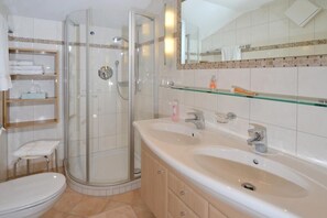 Shower, hair dryer, towels - Apartment 42 sqm up to 3 persons, shower/WC, balcony (Reit im Winkl)