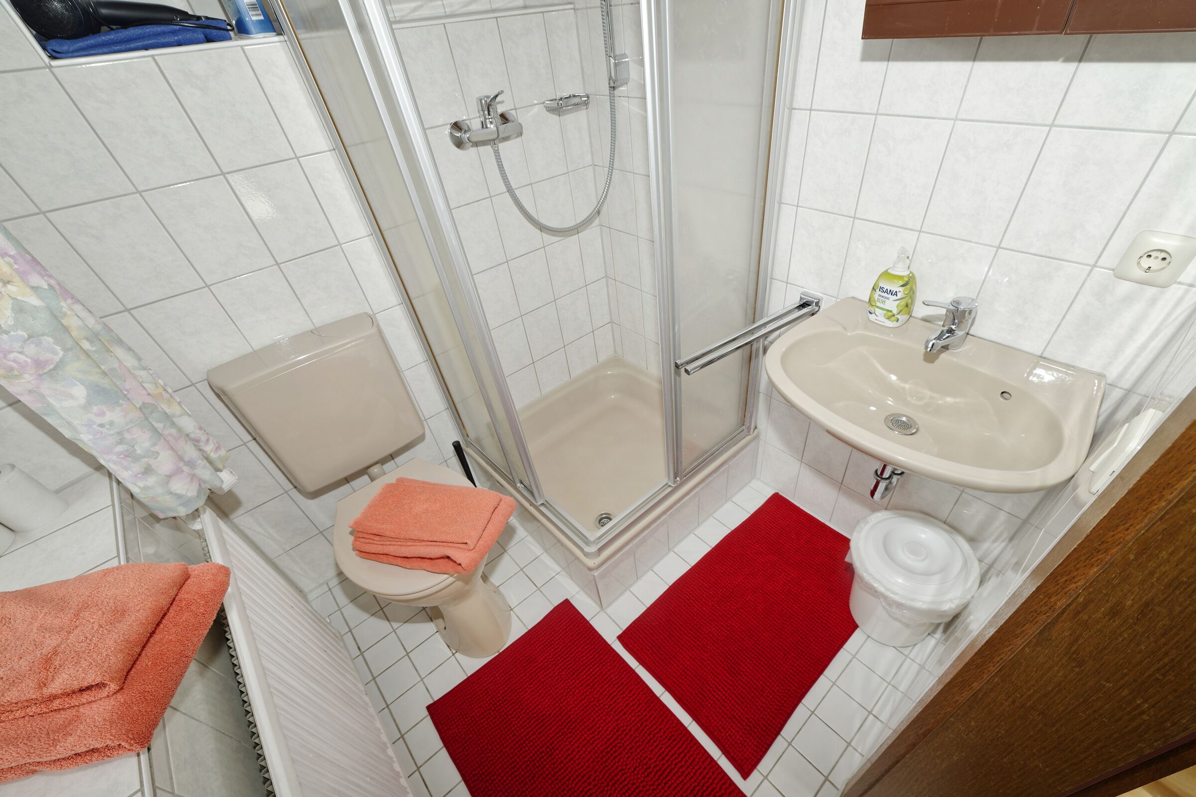 Douche, sèche-cheveux, serviettes fournies