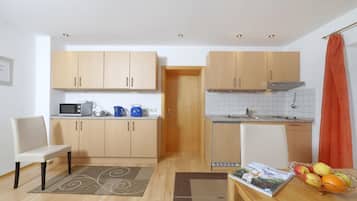 雪櫃、微波爐、焗爐、爐具