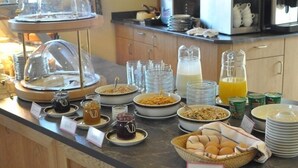 Un buffet du petit-déjeuner proposant une variété d’aliments et de boissons.