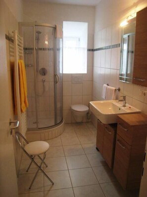 Shower, hair dryer, towels - Ferienwohnung für 2-4 Personen, 38 m², separates Schlafzimmer (Reit im Winkl)