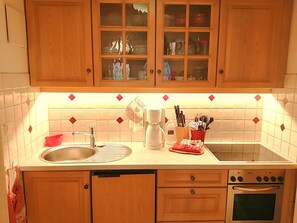 ثلاجة، فرن، موقد طهي مسطح، ماكينة لصنع القهوة/الشاي