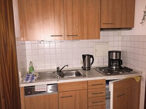Kylskåp, mikrovågsugn, spishäll och diskmaskin