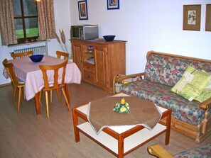 Tv och ett bordtennisbord