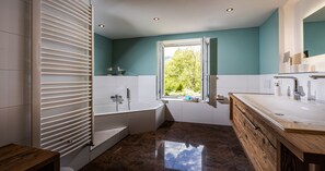 Badewanne, kostenlose Toilettenartikel, Haartrockner, Handtücher