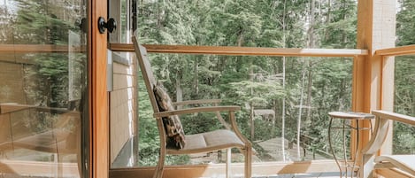 Romantic Studio Suite, 1 Queen Bed (Hummingbird) | Balcony