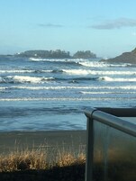 Una playa cerca, arena blanca