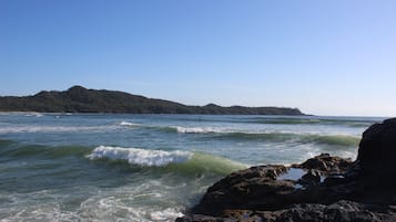 Nära stranden och vit sandstrand