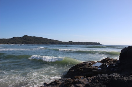 Una playa cerca, arena blanca