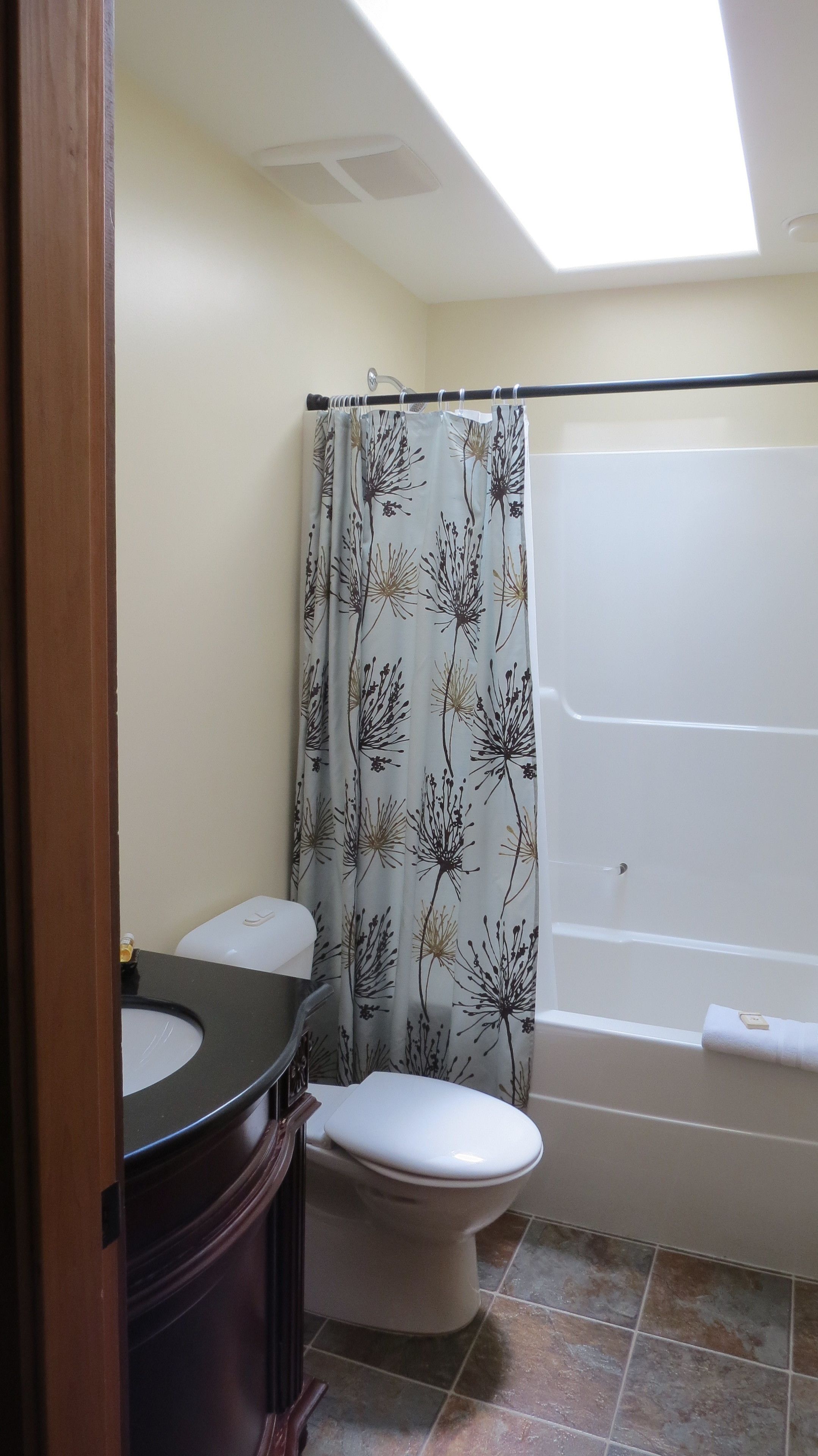 Une salle de bain avec des toilettes, un lavabo et une baignoire.