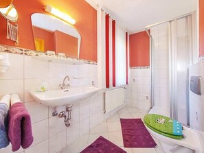 Douche, séchoir à cheveux, serviettes fournies