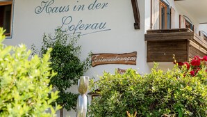 A building with a sign reading "Haus in der Lofterau" and another sign for "Freiwohnungen".