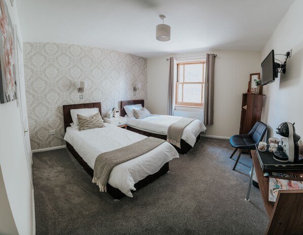 Twin Room | Desk, iron/ironing board, free WiFi, bed sheets