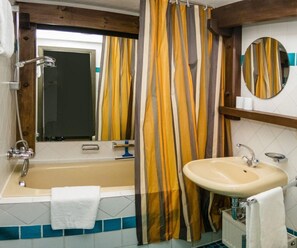 Bathtub, towels