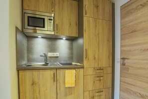 Kühlschrank, Mikrowelle, Herdplatte, Geschirrspüler