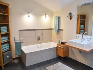 Dusche, Haartrockner, Handtücher