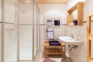 Dusche, Haartrockner, Handtücher